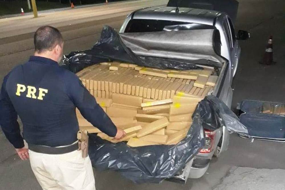 Caminhonete com placas de Passo Fundo é apreendida pela PRF de SC com mais de 800 kg de drogas