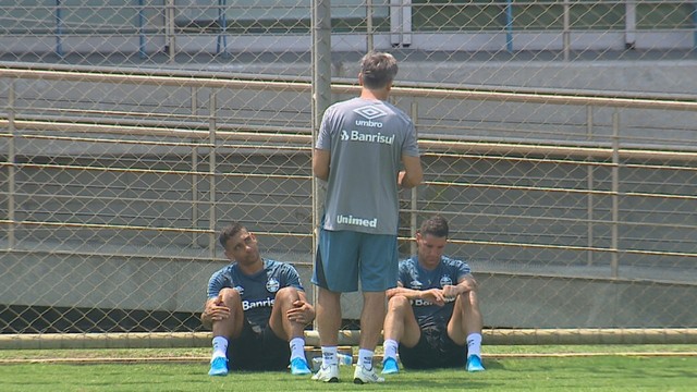 Inscritos no Gauchão, Thiago Neves e Diego Souza têm conversa com Renato em treino