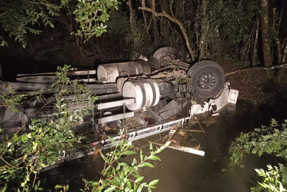 Homem morre após caminhão cair de ponte em SC