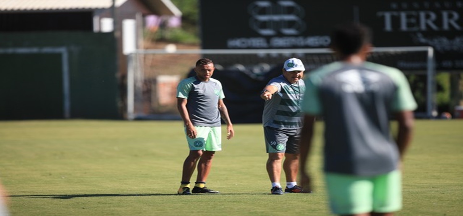 Kleina define substituto de Moisés Ribeiro e mantém Chape com três volantes