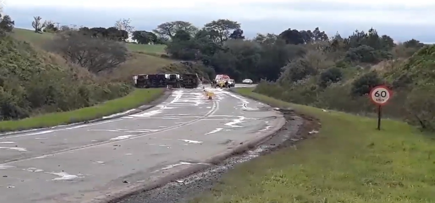 Caminhão de gás tomba e interrompe ERS 324, em Nonoai