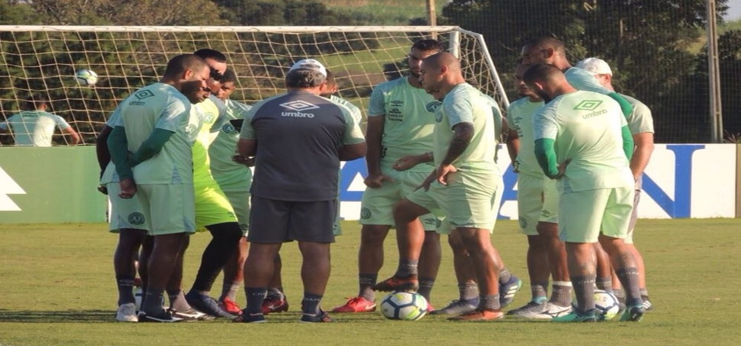 Gilson Kleina mexe em esquema e testa Chapecoense com três zagueiros