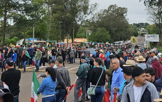 Produtores de leite bloqueiam BR-386 em protesto contra crise no setor