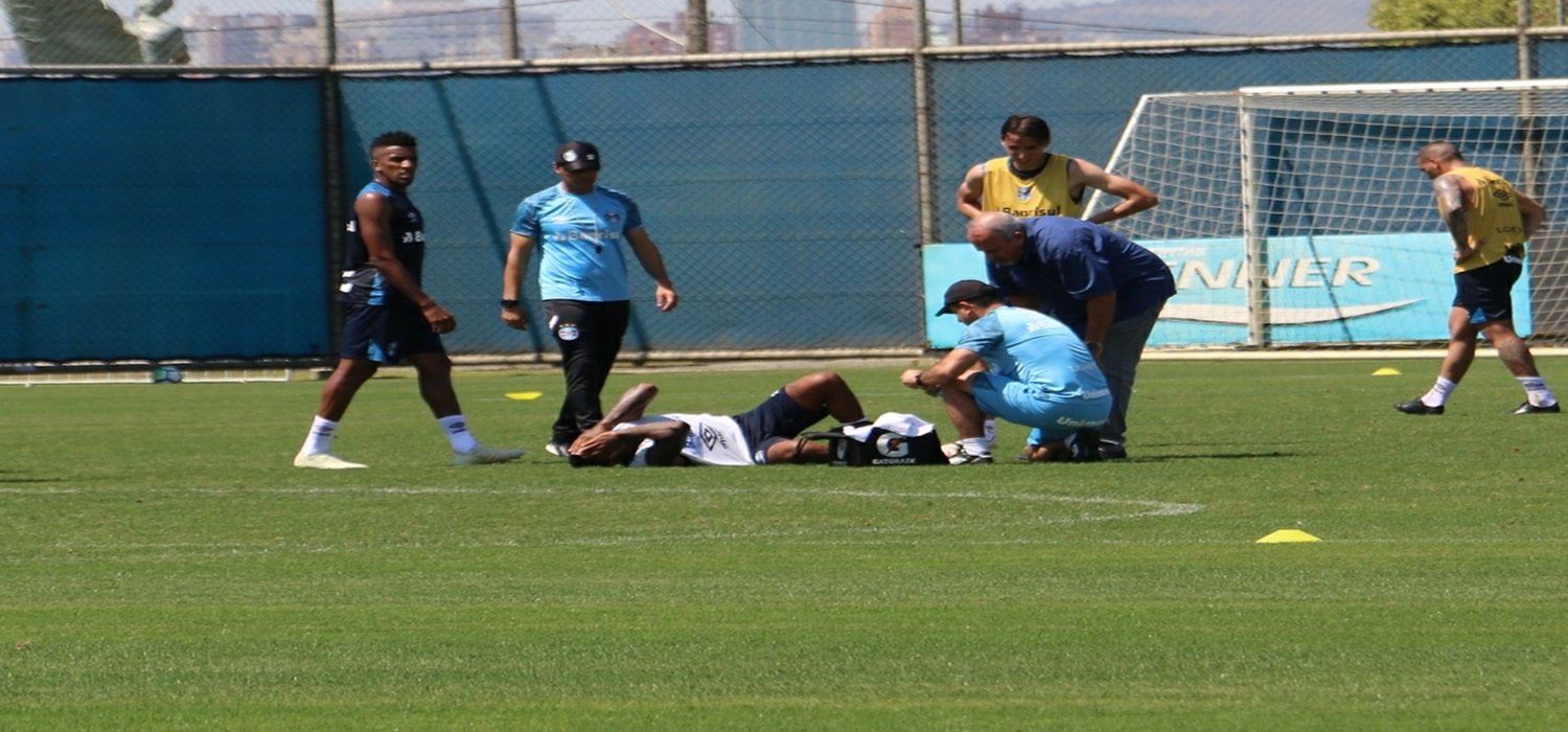 Marinho torce tornozelo direito e sai carregado do gramado em treino do Grêmio