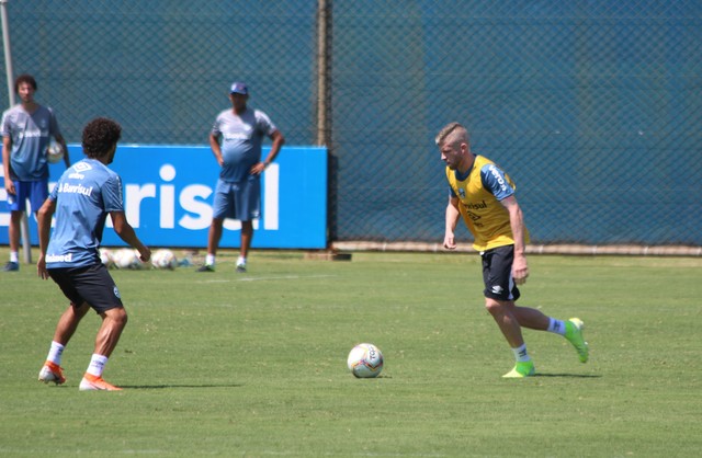 Kannemann fica fora de parte aberta de treino do Grêmio e põe em risco presença no Gre-Nal