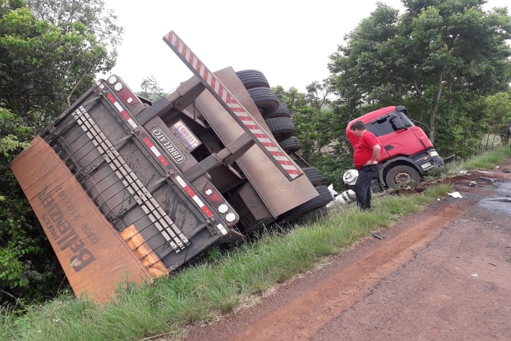 Acidente envolve duas carretas no entroncamento da BR-468 com a ERS-155