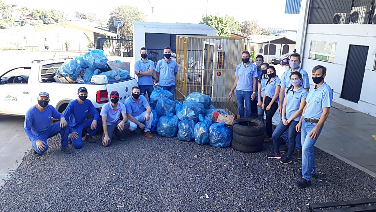 EQUIPE DA COOPERATIVA  A1 DE ALPESTRE REALIZA  ATIVIDADE ALUSIVA AO RELACIONAMENTO INTERSETORIAL