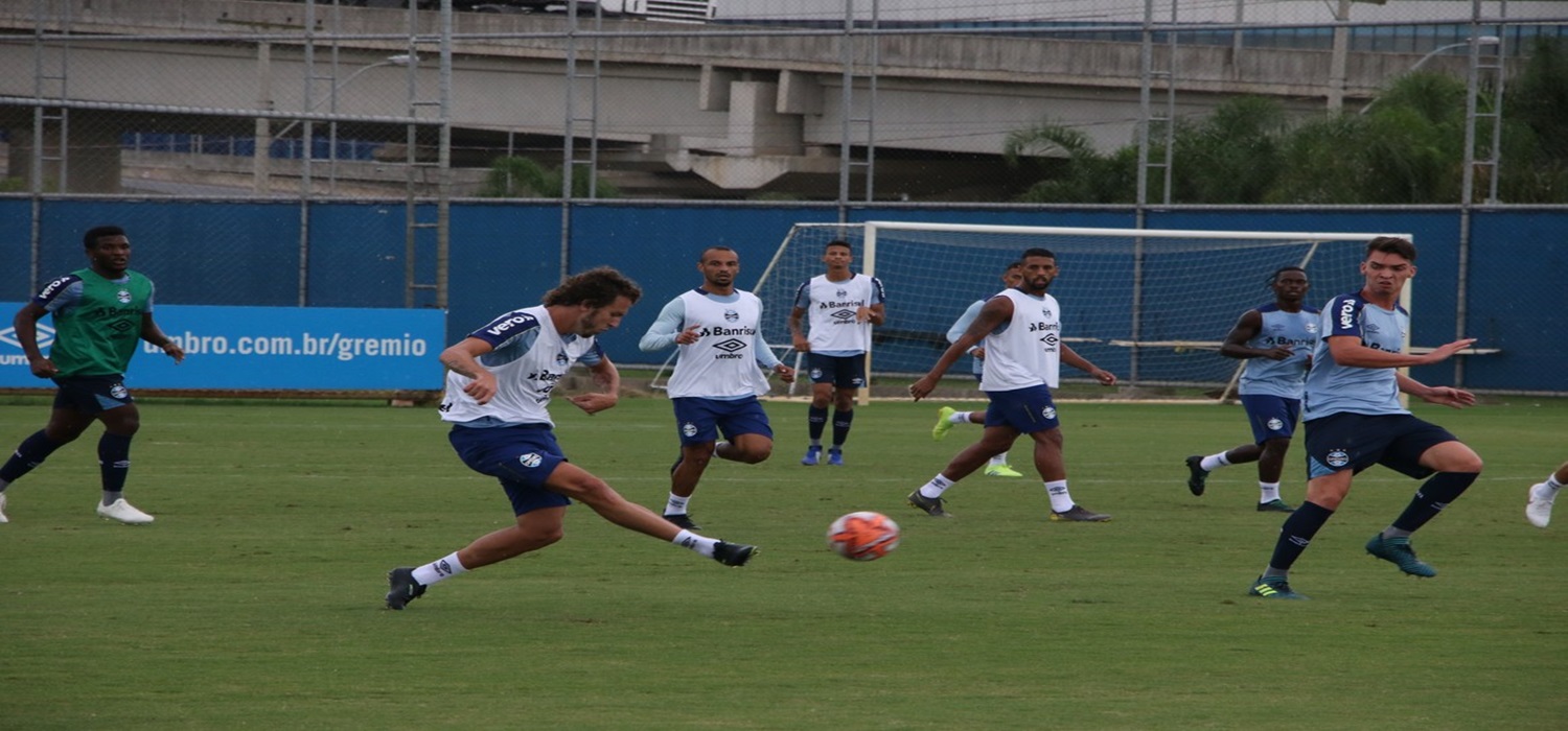 Três baixas por virose e presenças de Galhardo e Léo Moura: Grêmio treina após vitória no Gre-Nal