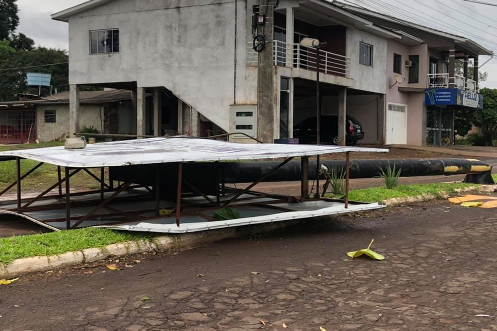 Temporal causa estragos em Ametista do Sul