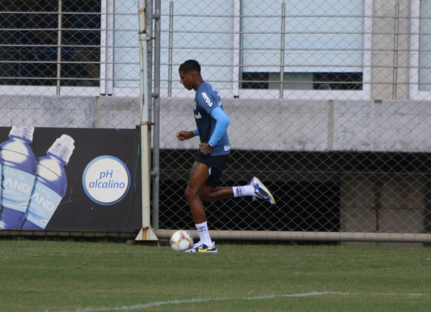 Renato observa reservas do Grêmio em coletivo com Orejuela; Jean Pyerre volta a correr