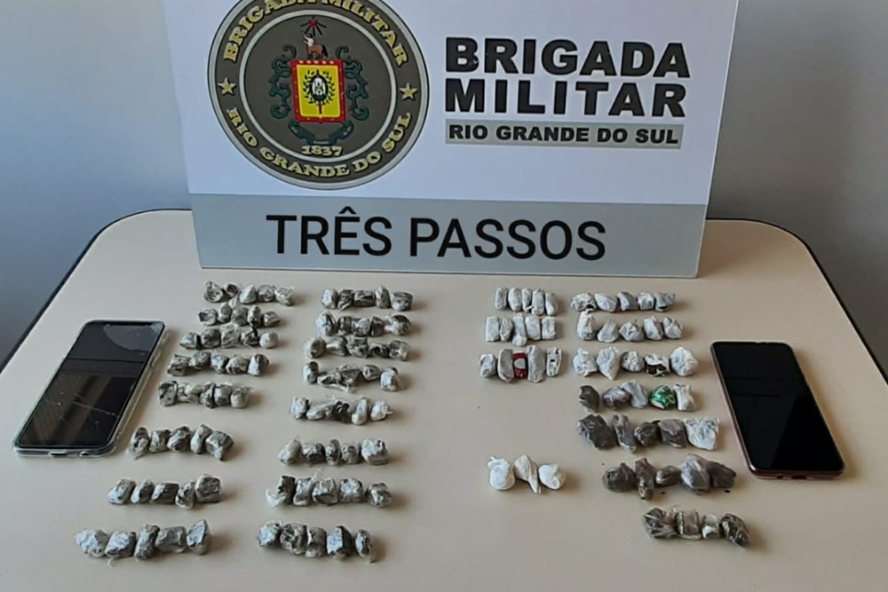 Trio arremessa drogas no presídio, fogem e acabam presos ao colidirem veículo em árvore