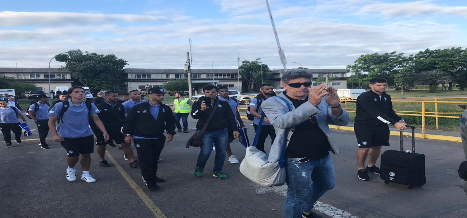 Após vitória no Monumental, Grêmio volta a Porto Alegre com festa da torcida no aeroporto