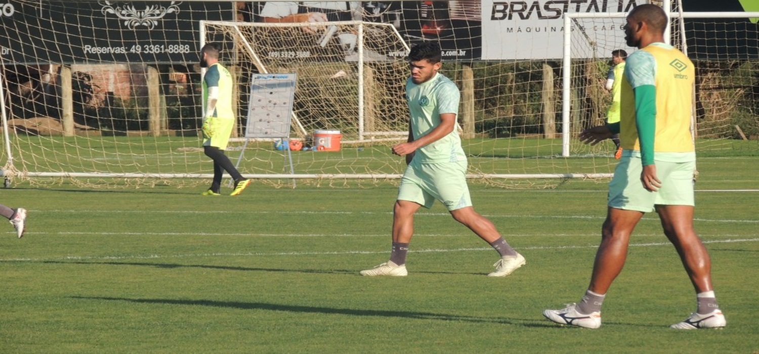 Vinicius não treina, e Kleina testa Chape com Bruno Silva entre os titulares