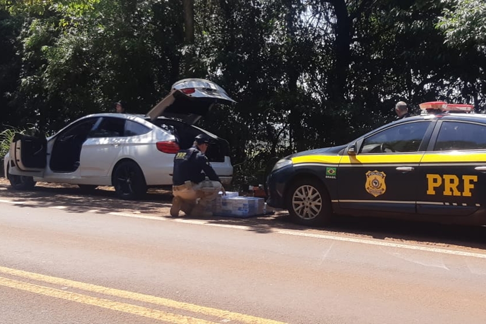 PRF apreende 120 celulares em compartimento oculto em BMW na cidade de Três Passos