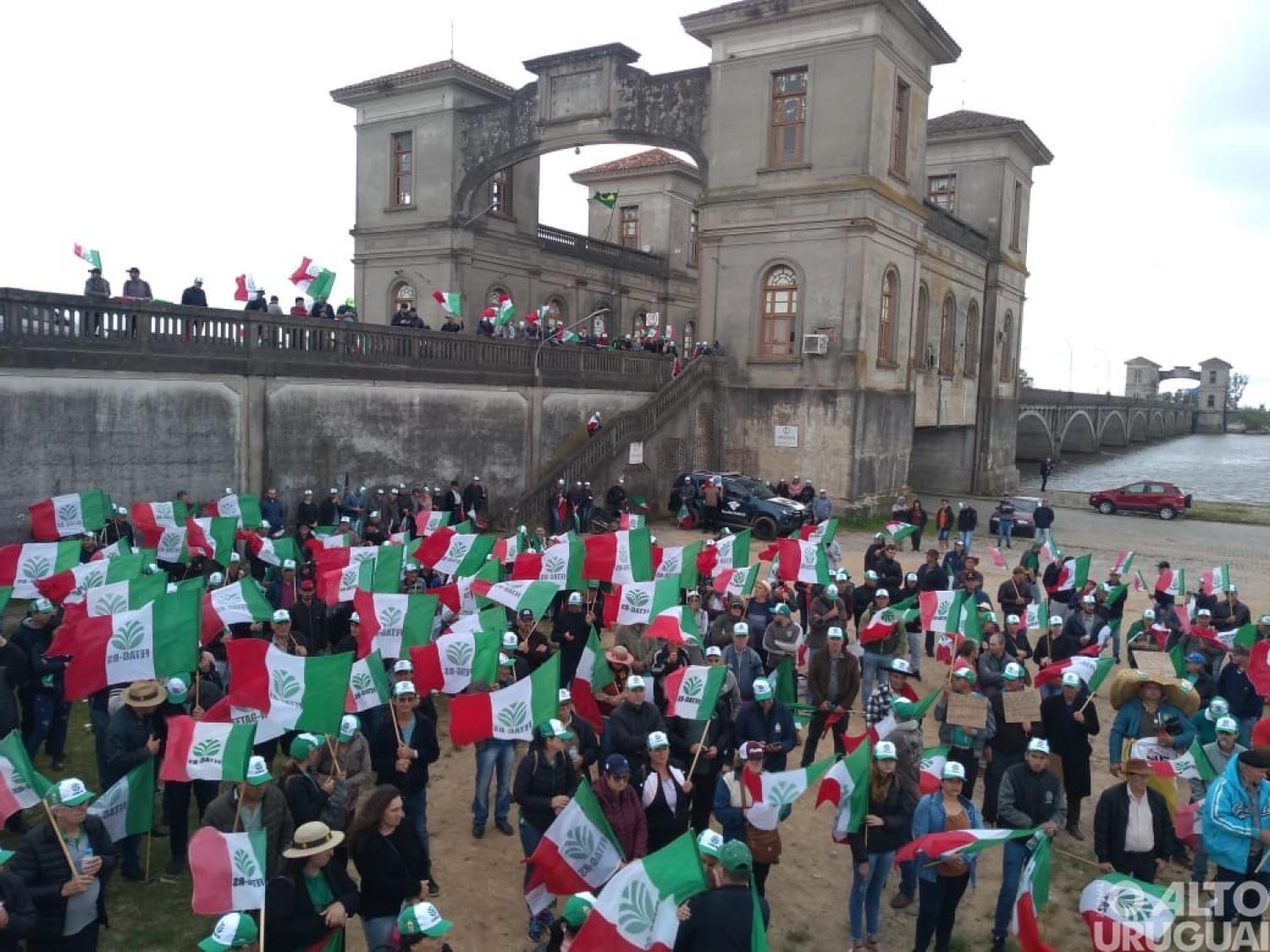 Manifestantes em Jaguarão protestam em defesa dos produtores de leite e da cadeia produtiva