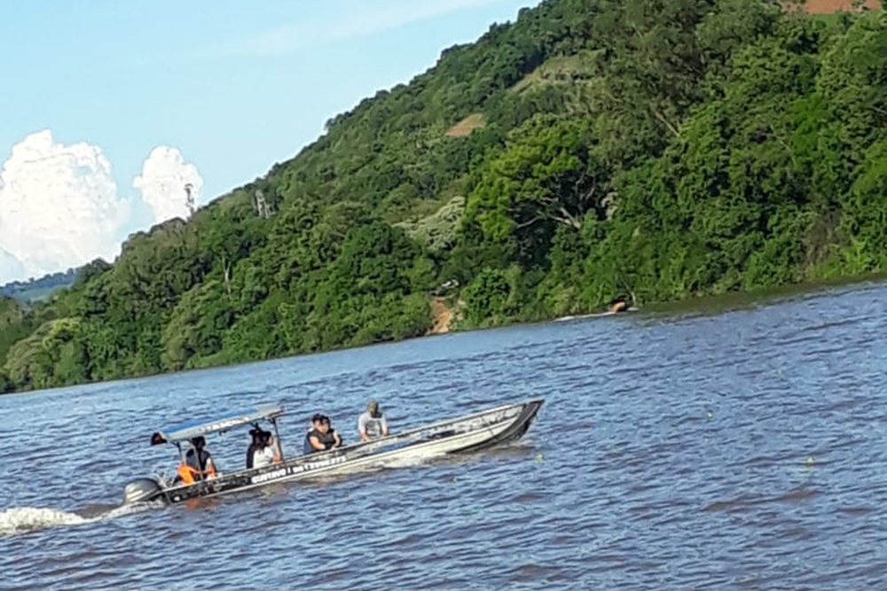 Mesmo após tragédia, comunidade flagra travessia de pessoas sem coletes