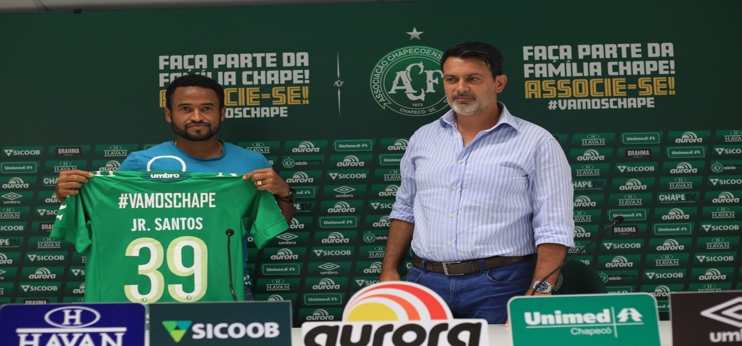 Junior Santos é apresentado pela Chapecoense e promete rápida adaptação