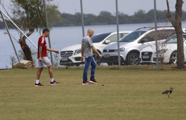 Após susto no dia anterior, Musto participa de treino fechado do Inter: 