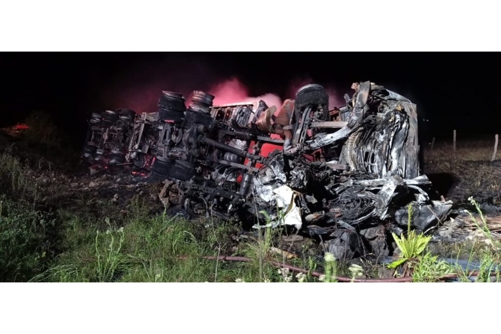 Caminhonete pega fogo e motorista morre carbonizado após grave acidente no Oeste de SC