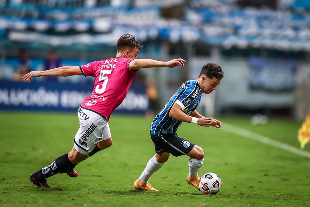 Grêmio desperdiça chances, volta a ser dominado e é eliminado na Libertadores