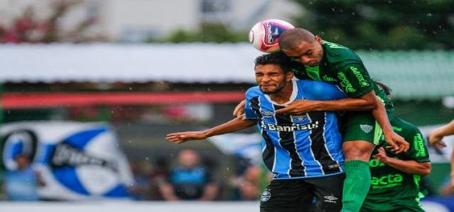 Grêmio cede virada ao Avenida em jogo de 5 gols e segue sem vencer no Gauchão