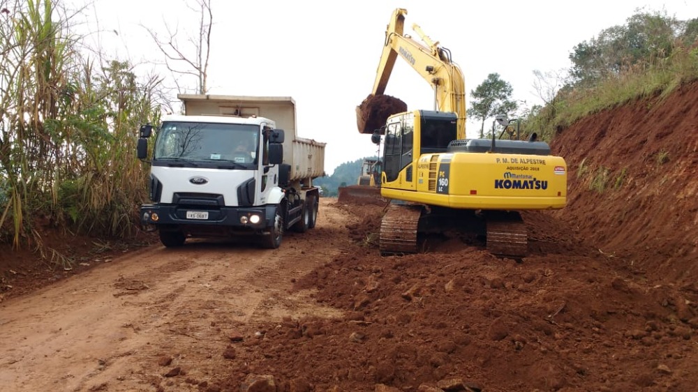 Secretaria de Obras continua com os trabalhos de recuperação de estradas