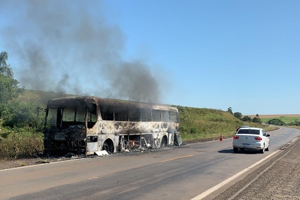 Ônibus escoltado pela Receita Federal é consumido pelas chamas na BR-158