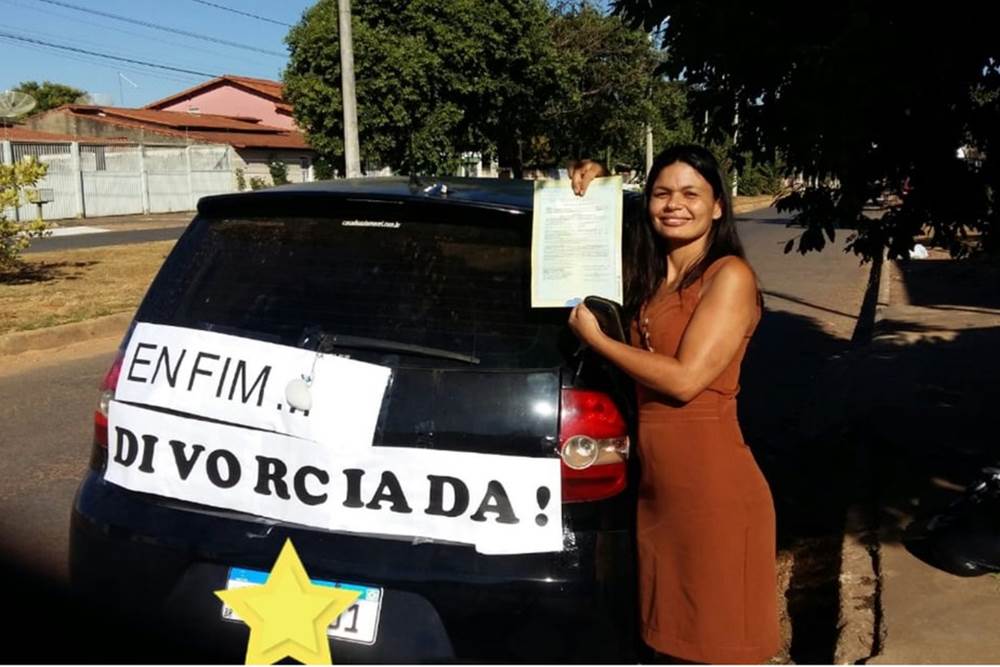 Professora coloca faixa ‘enfim divorciada’ em carro para comemorar separação e viraliza nas redes sociais: ‘Me libertei’