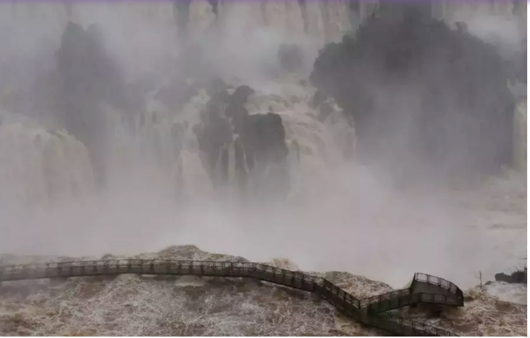 Turista cai nas Cataratas do Iguaçu e desaparece