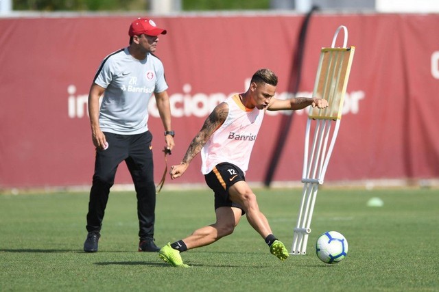 Inter x Fortaleza: Zé Ricardo abre espaço para Neilton em treino sem Guerrero