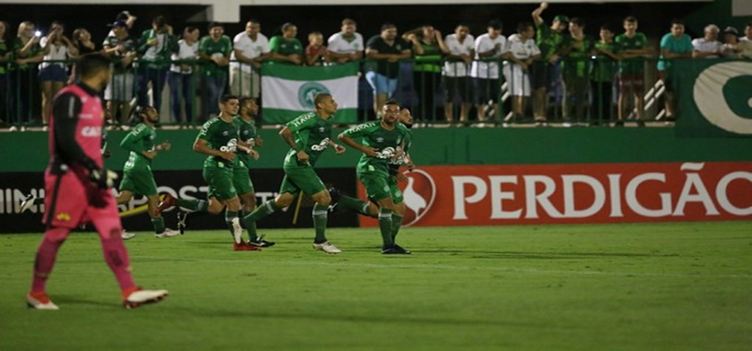 Em jogo de pouca emoção, Criciúma faz contra, e Chape assume liderança do estadual