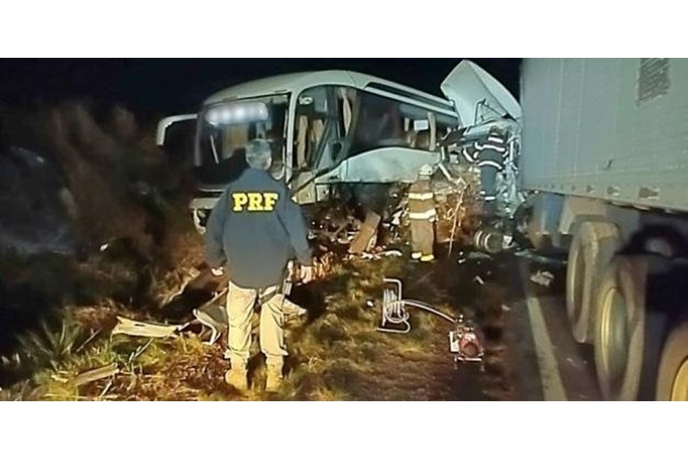 Colisão entre dois caminhões e ônibus causa uma morte em São Borja