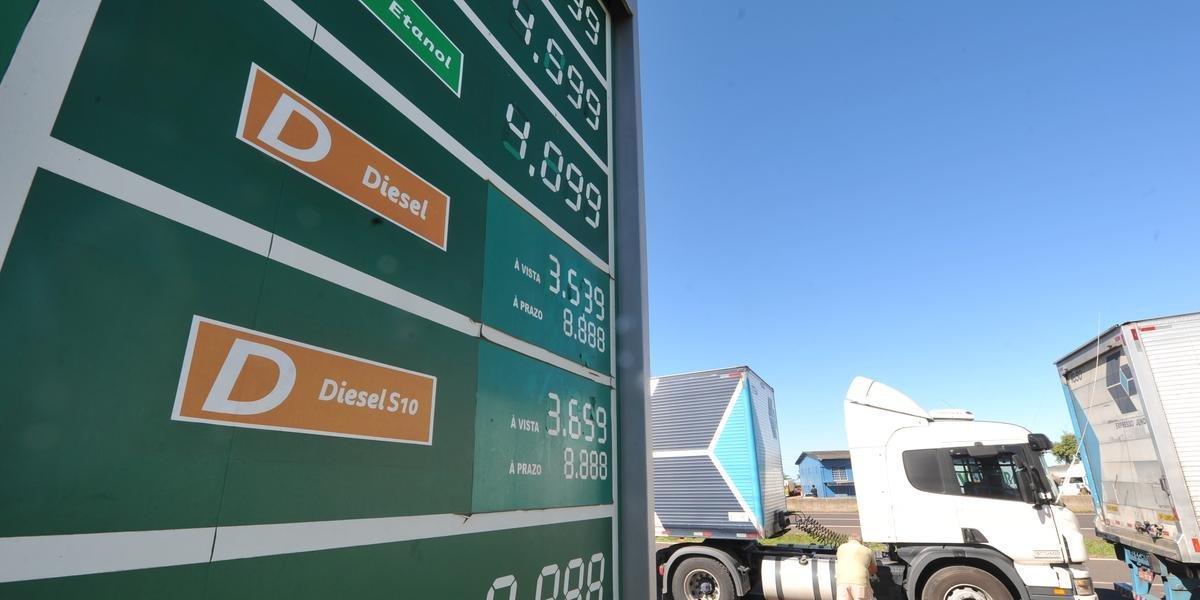 Preço do diesel atinge valor mais alto da década no Brasil