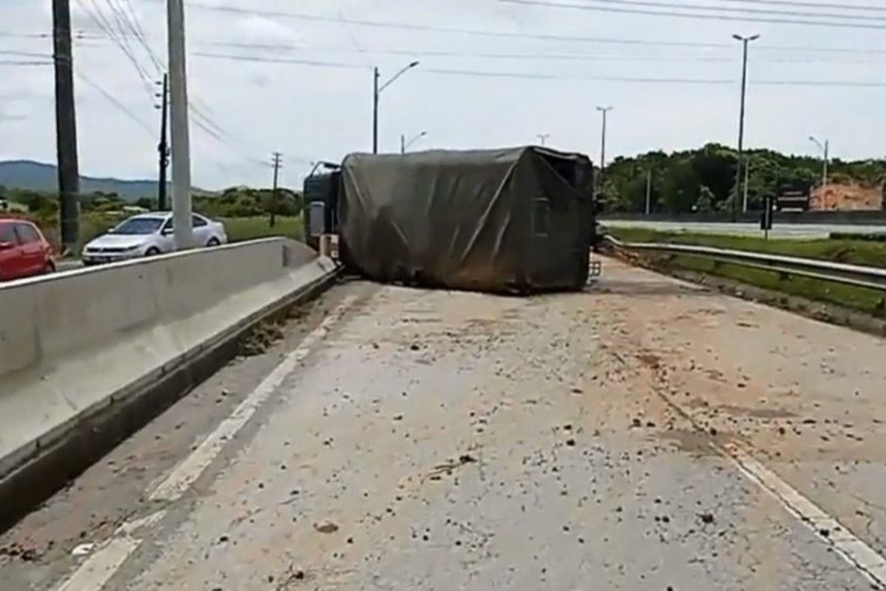 Caminhão do Exército que transportava soldados capota em Santa Catarina