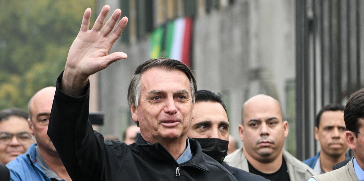 Bolsonaro prevê nova alta dos combustíveis e atribui preço à corrupção e leis antigas