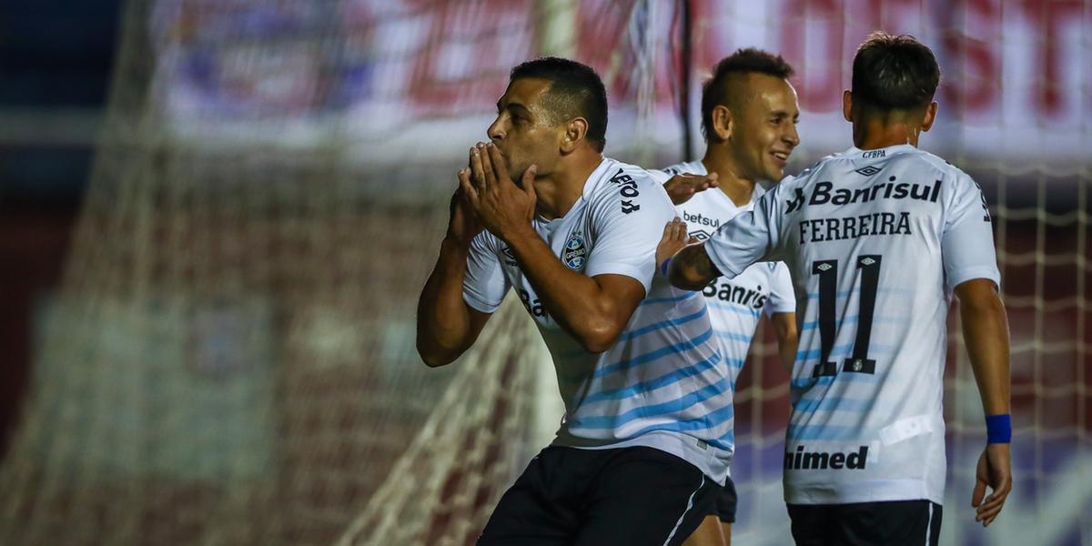 Diego Souza faz dois gols e Grêmio vence Caxias por 2 a 1 no Centenário