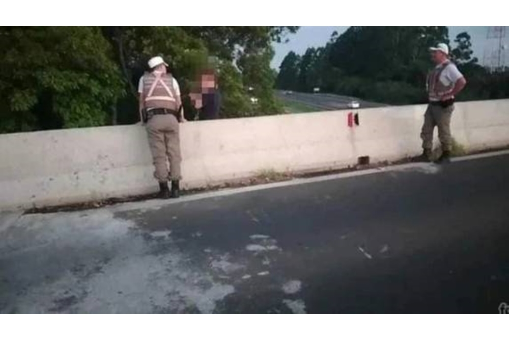 Policiais do CRBM evitam suicídio no viaduto da RSC-101 com Freeway em Osório