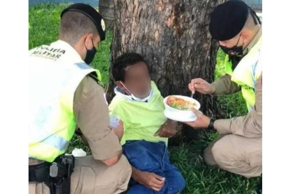 Policiais dão comida na boca de sem-teto com deficiência e foto viraliza