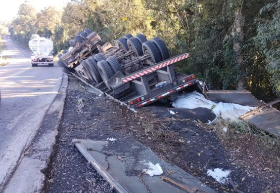 Carreta tomba na ERS 324 entre Passo Fundo e Marau