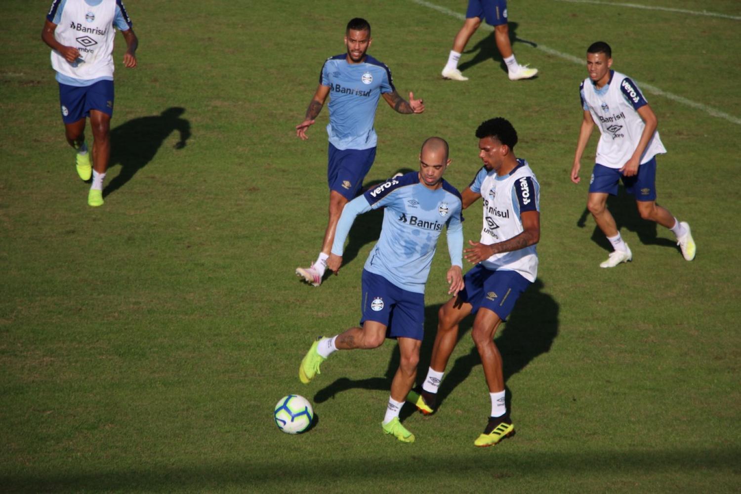 Tardelli volta, e centroavante da base é novidade em treino do Grêmio