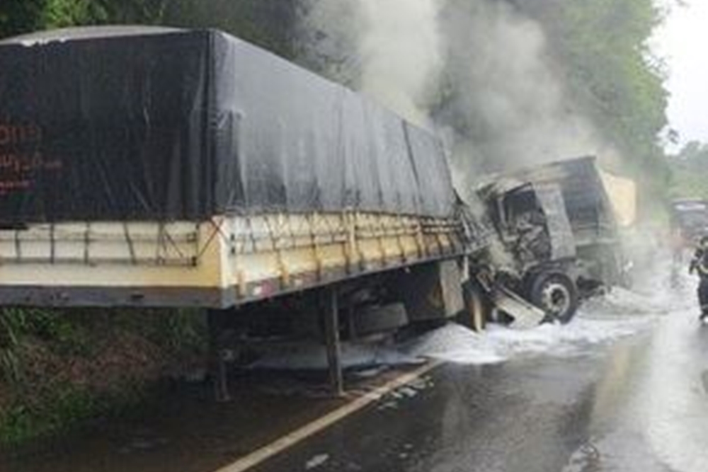 Homem morre carbonizado após colidir atrás de carreta que era conduzida pelo pai no Paraná