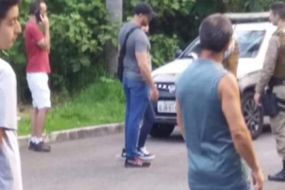 Após atropelar e matar mulher motorista joga cabeça da vítima em matagal