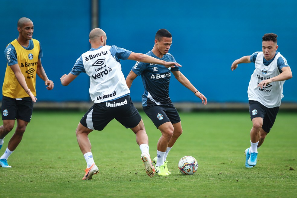 Com titulares poupados, Grêmio abre espaço para testes e pode ter até estreia no Gauchão