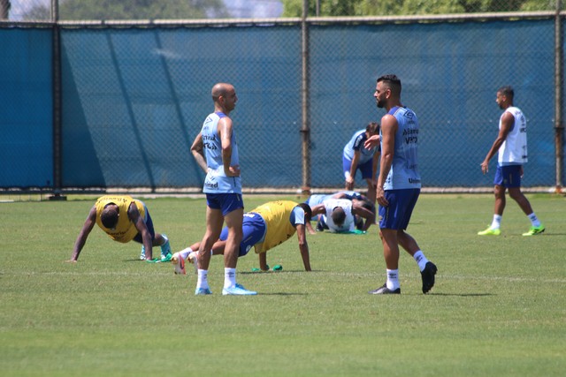 Em recuperação, Jean Pyerre faz 1º trabalho com bola; treino ainda tem papo entre Romildo e Renato