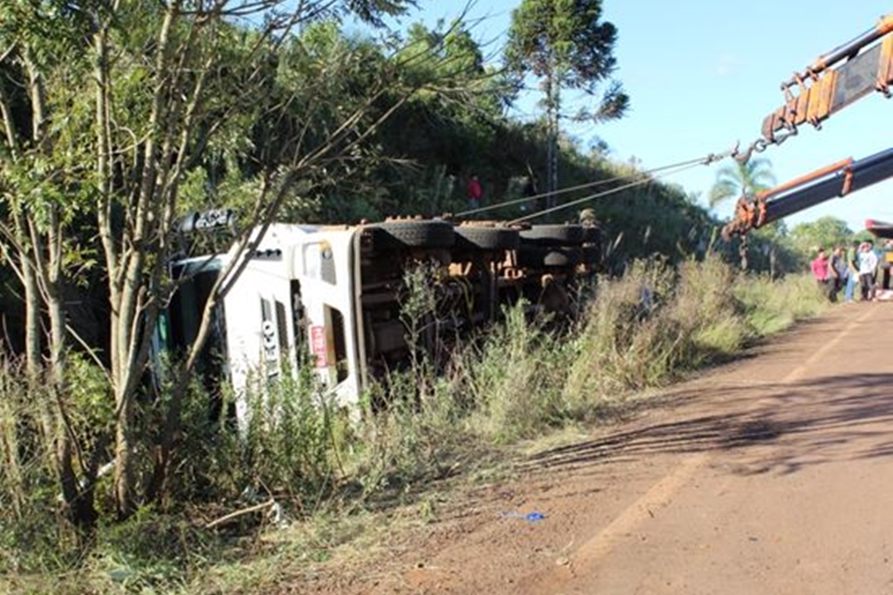 Caminhão tomba na ERS-324 entre Nonoai e Planalto