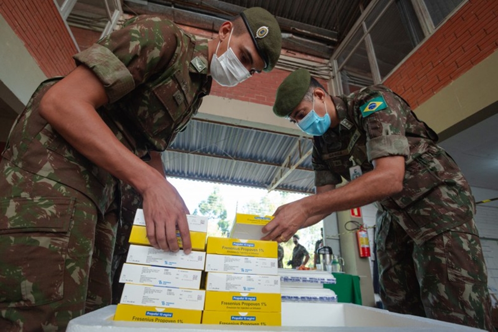 Secretaria da Saúde e Exército entregam 35 mil medicamentos do kit intubação a 51 hospitais do RS