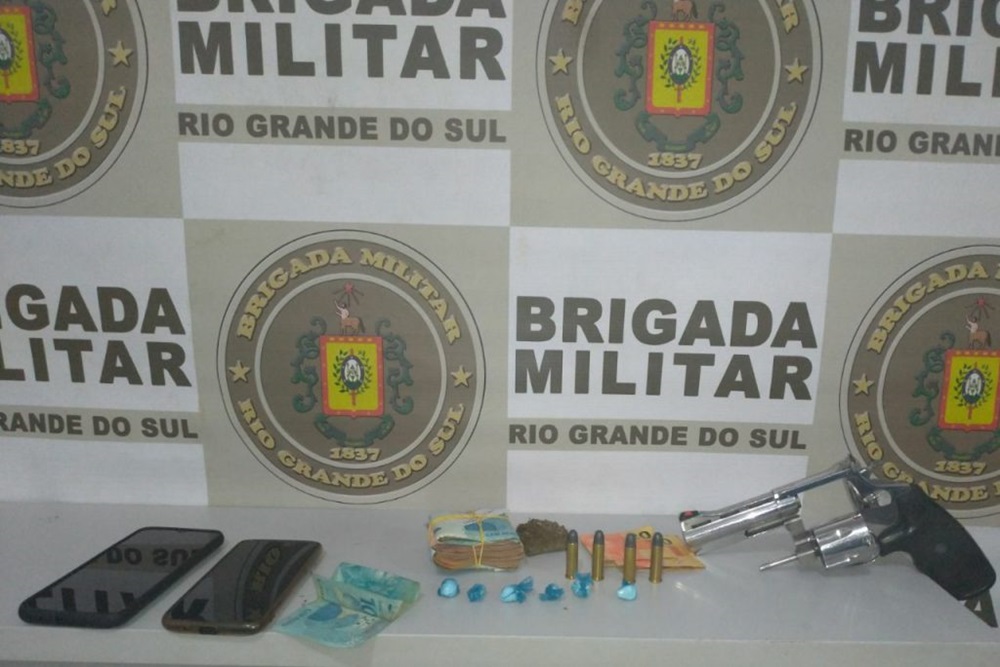 Adolescentes são apreendidos com arma, drogas e dinheiro em Erechim