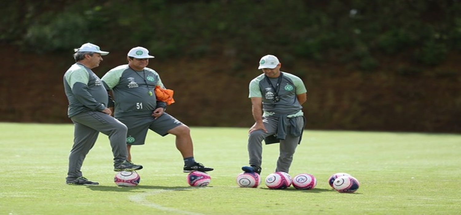 Kleina faz treino com três times e indica parte dos titulares da Chapecoense