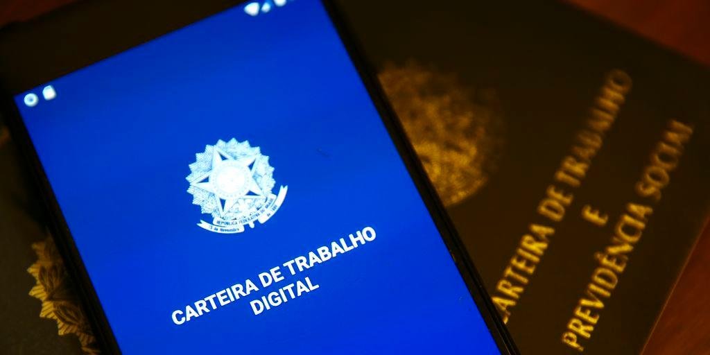 Desemprego cai em outubro e atinge 12,9 milhões, diz IBGE