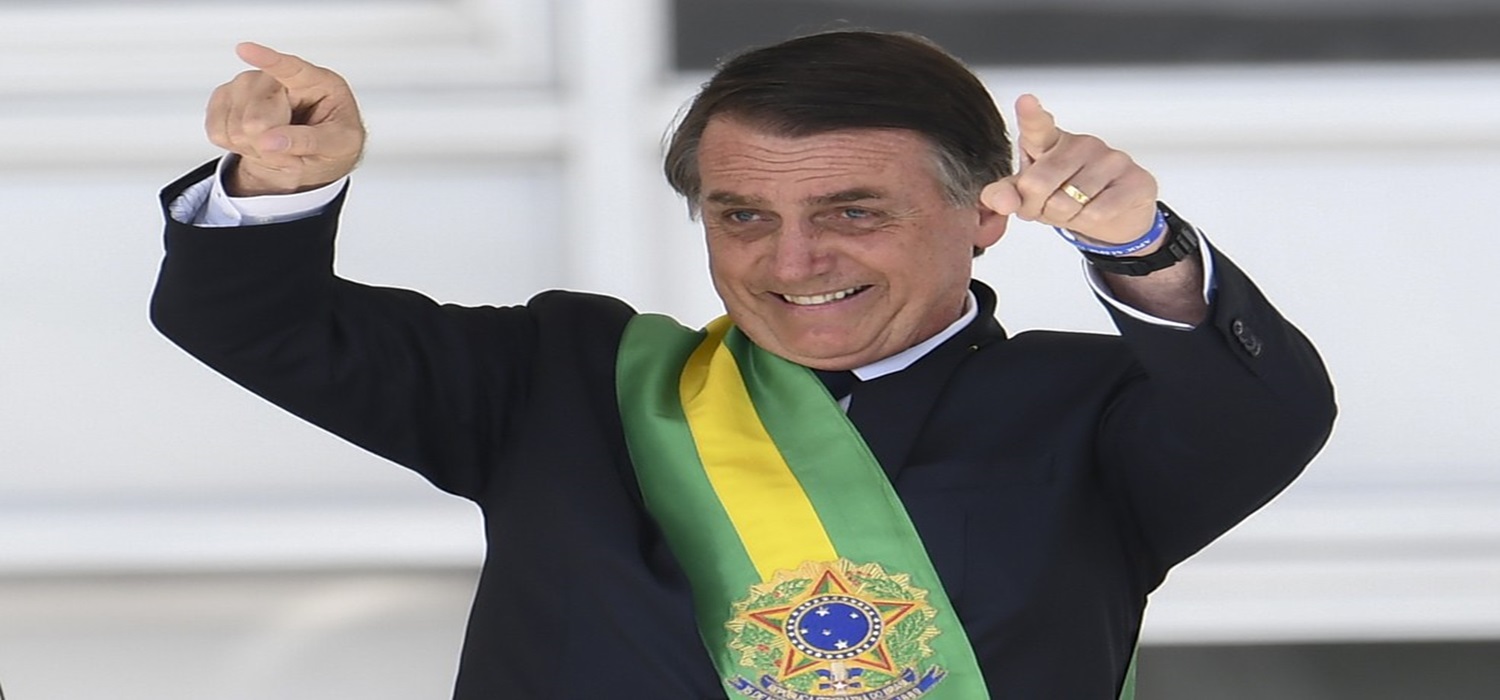 Bolsonaro assina decreto que fixa salário mínimo em R$ 998 em 2019